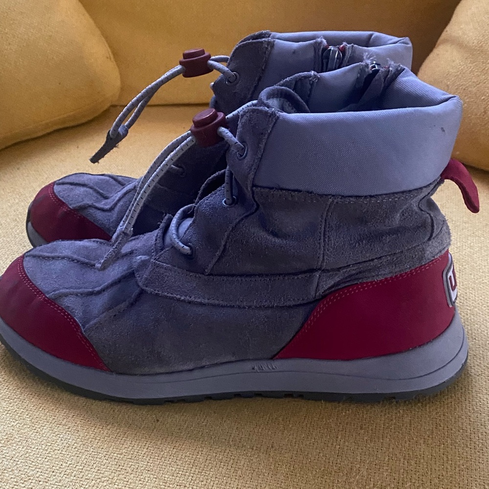 UGG Kids Boots - Gray with Red Accents - Picture 6 of 9